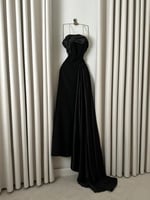 فستان اسود ناعم طويل مكشوف الاكتاف