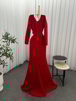 فستان ناعم طويل بأكمام طويله، مزين بزهور بارزة.