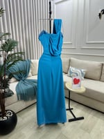 فستان طويل باللون الأزرق الفيروزي