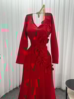 فستان ناعم طويل بأكمام طويله، مزين بزهور بارزة.