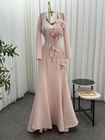 فستان ناعم طويل بأكمام طويله، مزين بزهور بارزة.