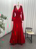 فستان ناعم طويل بأكمام طويله، مزين بزهور بارزة.