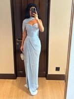 فستان طويل بقصة تبرز قوام الجسم متوفر لتسليم الفور...