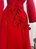 فستان ناعم طويل بأكمام طويله، مزين بزهور بارزة.