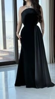 فستان اسود ناعم طويل مكشوف الاكتاف