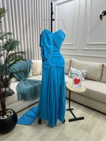 فستان طويل باللون الأزرق الفيروزي