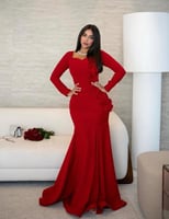 فستان ناعم طويل بأكمام طويله، مزين بزهور بارزة.