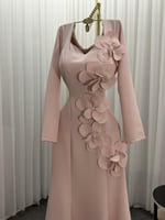 فستان ناعم طويل بأكمام طويله، مزين بزهور بارزة.