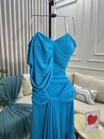 فستان طويل باللون الأزرق الفيروزي