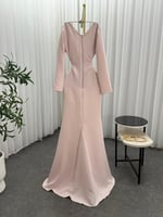 فستان ناعم طويل بأكمام طويله، مزين بزهور بارزة.