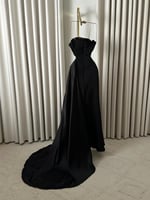 فستان اسود ناعم طويل مكشوف الاكتاف