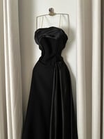 فستان اسود ناعم طويل مكشوف الاكتاف