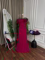 فستان طويل بلون احمر مكشوف الأكتاف