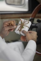 تغليف هدية بذوق أجمل وبساطه