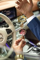 تعليقة سيارة بصوره واسم مع يدين ترند وكسرة العود