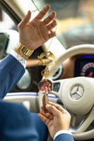 تعليقة سيارة بصوره واسم مع يدين ترند وكسرة العود