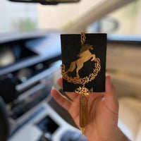 تعليقة سيارة بالاسم الخيل مع كسرة عود