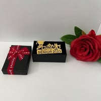 بروش تخرج بالاسم يُصمم حسب الطلب