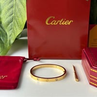 اسوارة نسائي ماركة كارتير مع مفك