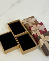 سلسال نسائي بالاسم مع فراشة