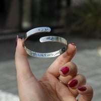 اساور بالاسم حسب الطلب مطليه بالفضه