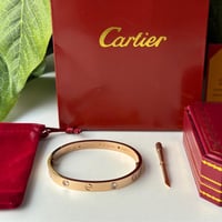 اسوارة نسائي ماركة كارتير مع مفك