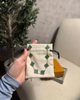 سلسال فان كليف نسائي بتصميم الورد