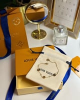 اسوارة نسائي ماركة لويس فيتون