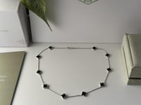 سلسال فان كليف نسائي بتصميم الورد