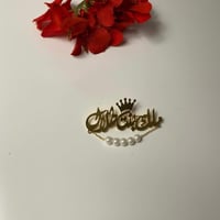 بروش اطفال بالاسم مع لؤلؤ وتاج