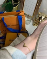 اسوارة لويس فيتون ذهبي مع الملحقات