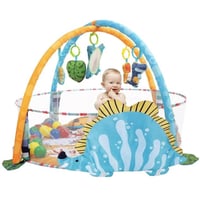 لعبة الاطفال الرضع على البساط