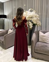 فستان سهرة برغندي و اكمام دانتيل