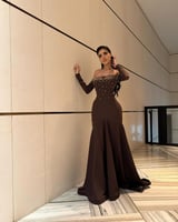 فستان بني باربي بأكتاف منسدلة