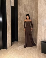 فستان بني باربي بأكتاف منسدلة