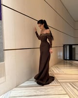 فستان بني باربي بأكتاف منسدلة