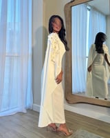 فستان أبيض بتصميم ناعم