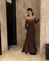 فستان بني باربي بأكتاف منسدلة