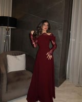 فستان سهرة برغندي و اكمام دانتيل