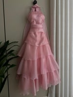 فستان وردي انيق متعدد الطبقات مع شال رقيه عريض