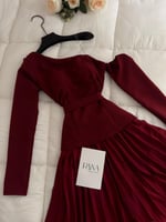 فستان خمري أنيق بطبقات ناعمة