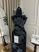 فستان سهرة موف مطرّز بالخرز الذهبي