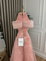 فستان وردي بفيونكة تول كبيرة