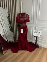 فستان ملكي بلون أحمر عميق