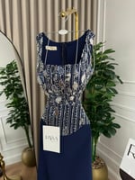 فستان ملكي بلمعة تخطف الأنظار