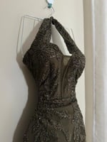 فستان زيتي مطرز مع دانتيل بالاسفل