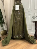 فستان زيتي طويل بفخامة راقية