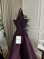 فستان بنفسجي أنيق بقصة هالتر راقية