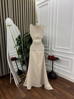 فستان أنيق ناعم بتصميم مكسر من الأعلى ومنطقة الخصر