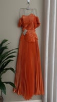 فستان برتقالي بتصميم مطوي